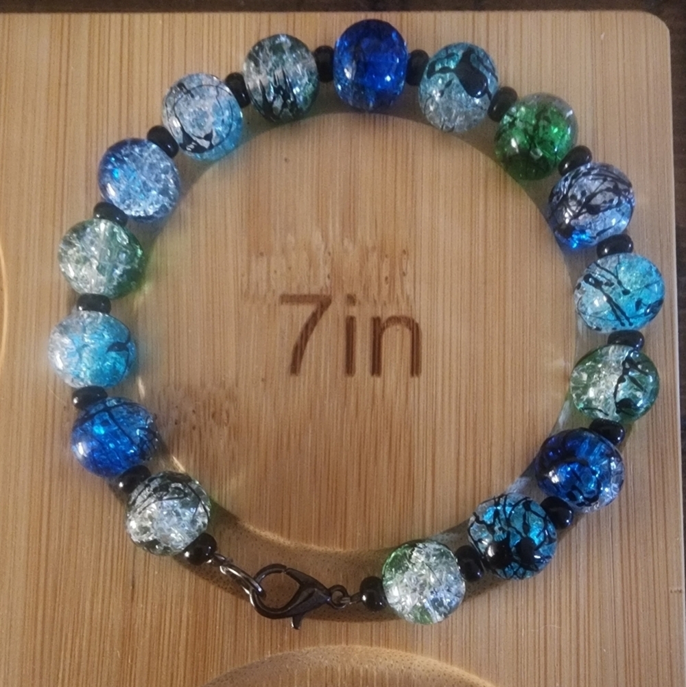 Elegant Blue and Green Beaded Bracelet with Glossy Finish - Picture 3 of 10